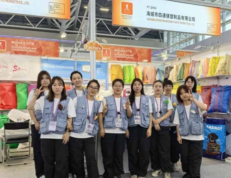 Foreign trade team of SITONG Packaging providing global sales and customer support.