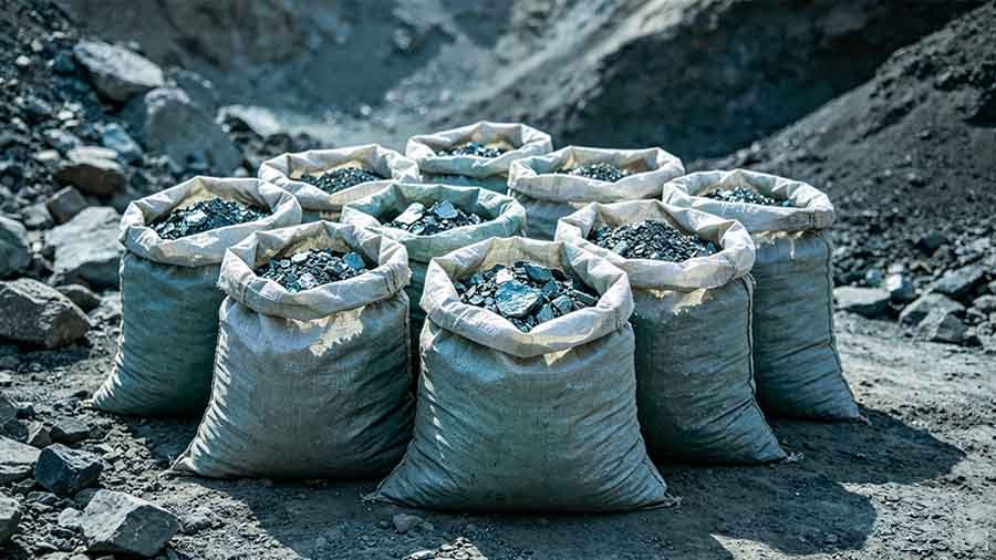 mineral PP woven bags stacked for bulk mineral packaging