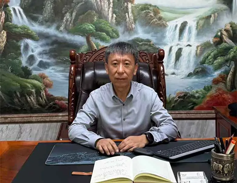 Chairman of SITONG PACKAGING GROUP in the office