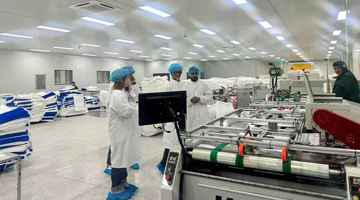 Sales team guiding customers through a food-grade PP woven bag production workshop