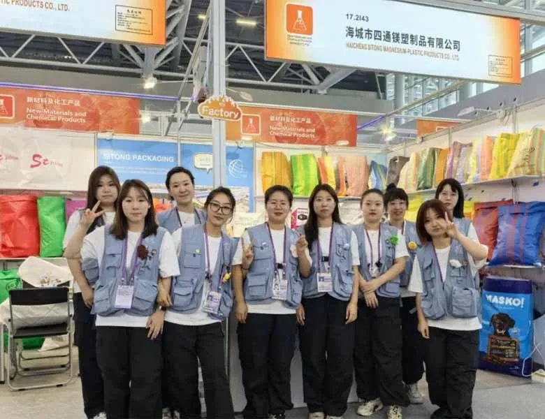 Foreign trade team of SITONG PACKAGING GROUP at an international trade show booth